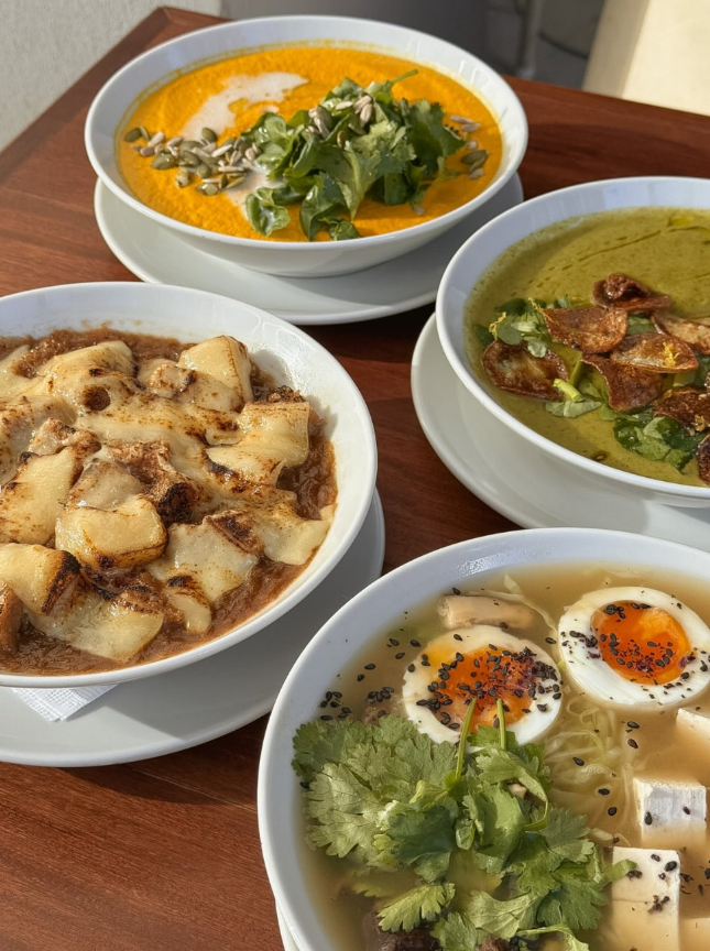 Cuatro sopas y ramens en mesa de madera
