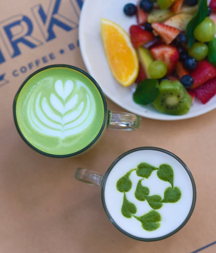 Matcha latte y bowl de frutas frescas