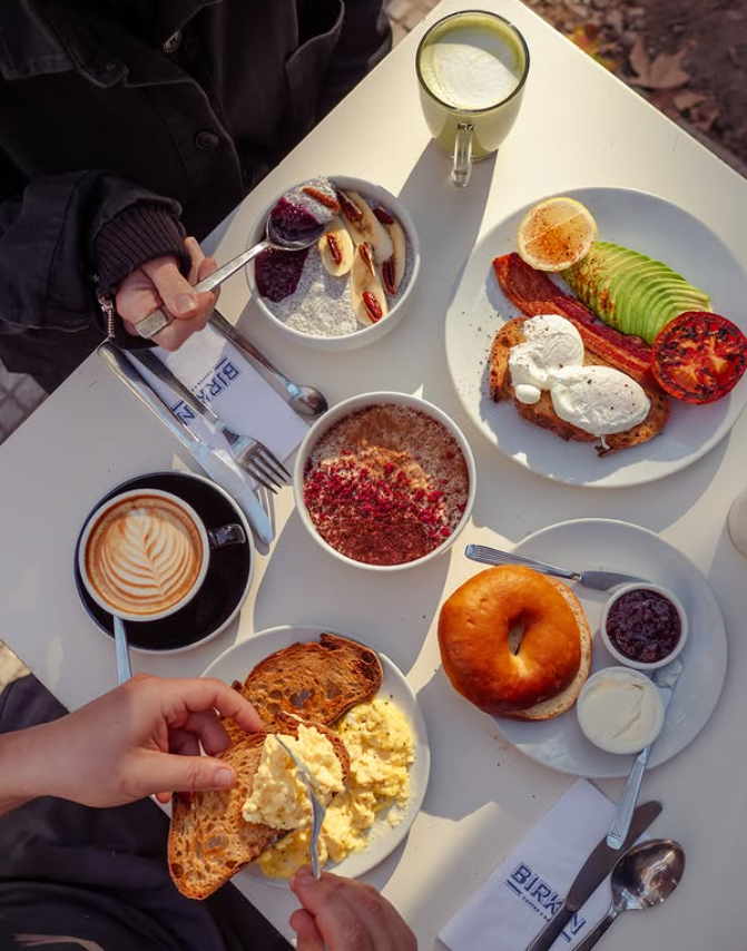 Brunch completo: huevos, tostadas, café y mermeladas