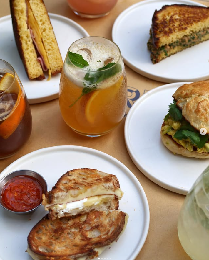 Sandwiches y bebidas Birkin sobre la barra