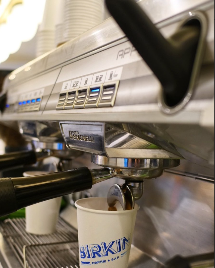 Máquina espresso preparando un café Birkin